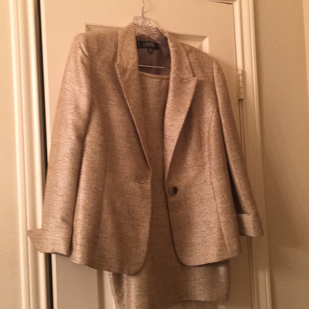 Suit - Picture 2 of 6
